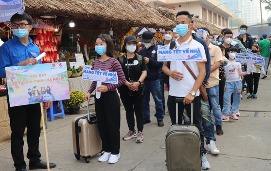 Năm nay, ngoài vé xe, vé máy bay trong nước, chương trình cũng dành tặng vé máy bay đón sinh viên, lao động tại Nhật Bản về nước đón tết cùng gia đình