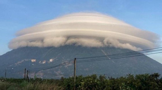 Đám mây có hình đĩa bay xuất hiện trên đỉnh núi Bà Đen