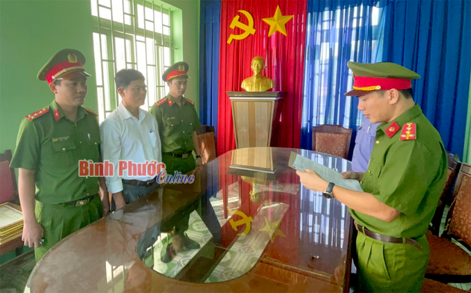 Công bố quyết định khởi tố bị can và lệnh bắt bị can để tạm giam đối với Phạm Đình Nhất (áo trắng)