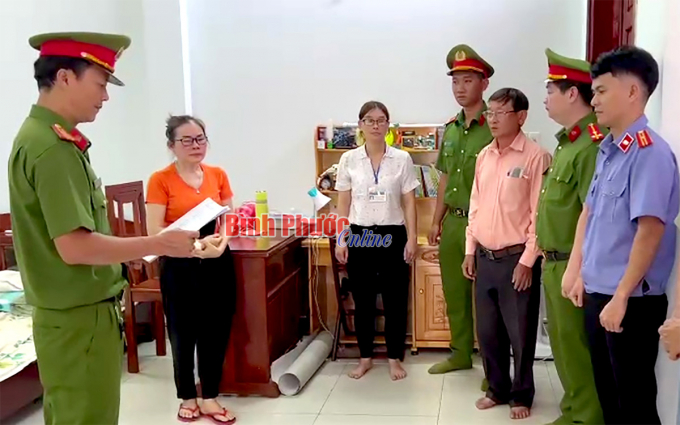 Công bố quyết định khởi tố bị can và lệnh bắt bị can để tạm giam đối với Nguyễn Thanh Lâm (áo hồng)