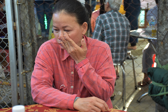 Bà Nguyễn Thị Ái bật khóc khi kể về cuộc gặp định mệnh của em gái và các cháu - Ảnh: MINH CHIẾN