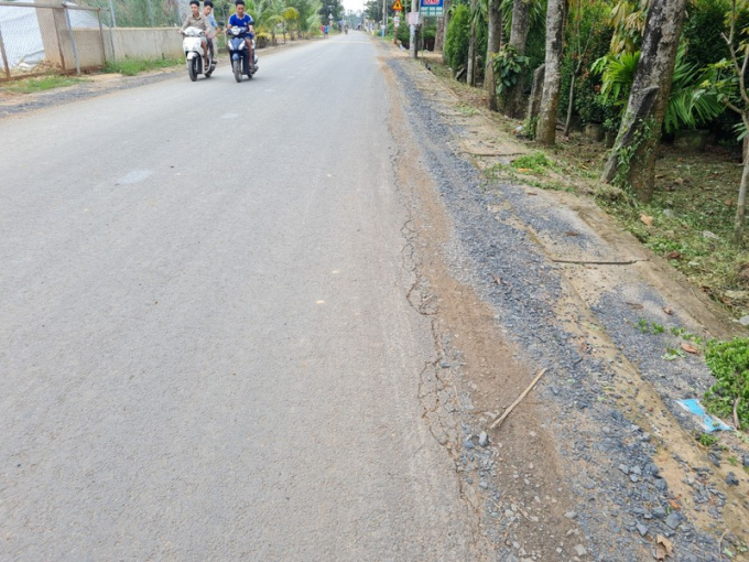 Đầu tháng 11/2022, vẫn còn những điểm rạn nứt mép đường và điểm rạn nứt ngày một kéo dài.