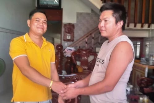 Thuyền trưởng Nguyễn Văn Nở (phải) đến nhà cảm ơn thuyền trưởng Nguyễn Tấn Ngọt (trái)