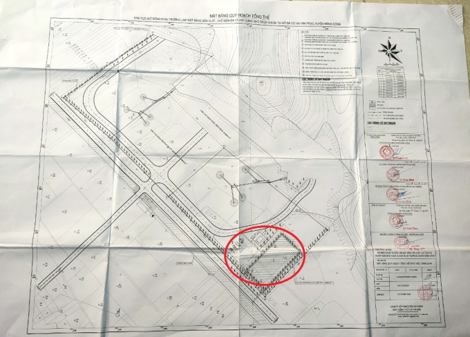 Đại diện lãnh đạo UBND xã Tân Phúc, huyện Nông Cống cho biết, vi trí xây dựng trạm trộn bê-tông (dấu khoanh đỏ) nằm trên phần đất của công ty đã thuê, tuy nhiên, việc xây dựng công trình này vẫn chưa được cấp phép. Ảnh: Minh Hoàng