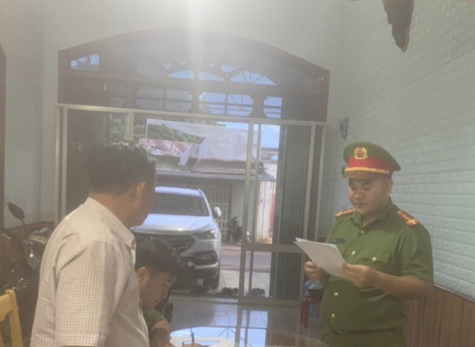 Cơ quan chức năng thực hiện lệnh khám xét nơi làm việc của 1 đối tượng trong vụ án. Ảnh: Công an cung cấp