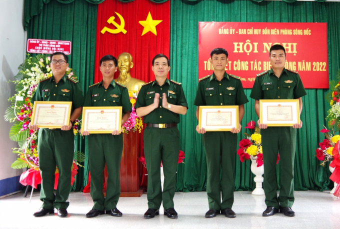 Thượng tá Phùng Đức Hưng, Chỉ huy trưởng Bộ chỉ huy Bộ đội Biên phòng tỉnh Cà Mau trao bằng khen cho các cán bộ, chiến sỹ.