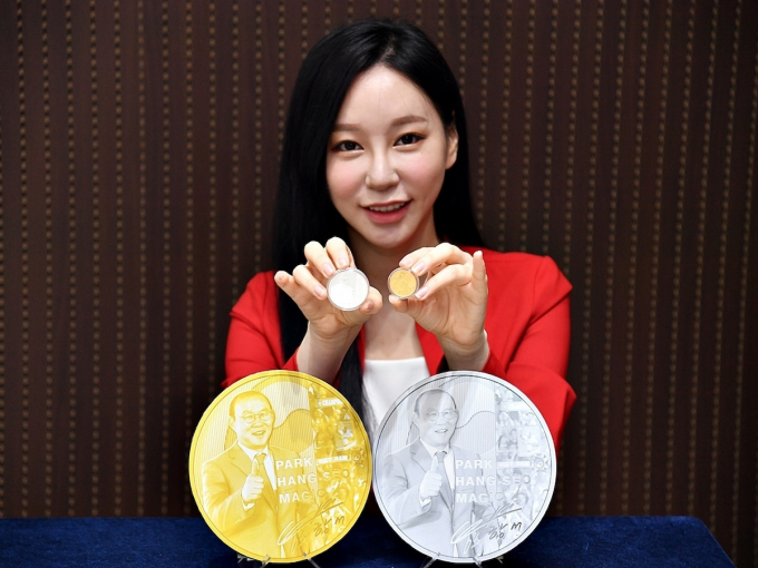 Hàn Quốc ra mắt bộ kỷ niệm chương mang tên Park Hang-seo hồi tháng 2.2021 LINH NHI