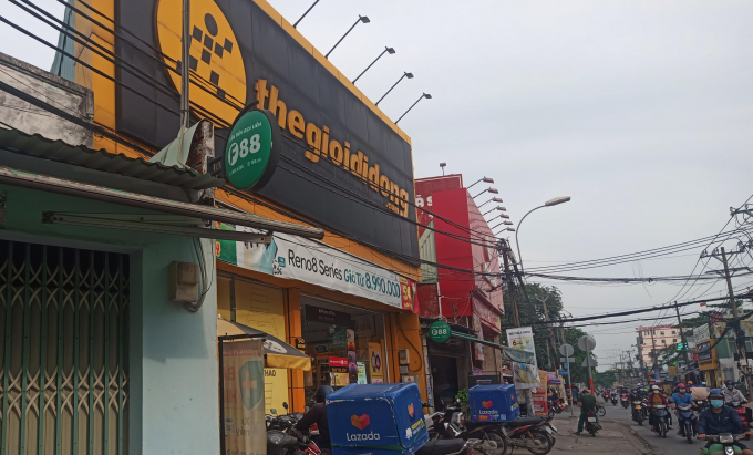 Logo của F88 được treo tại cửa hàng Thế giới di động để thể hiện mối hợp tác.
