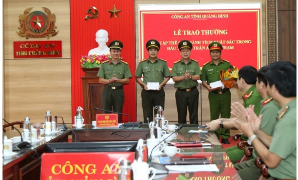 Đại tá Nguyễn Hữu Hợp, Giám đốc Công an tỉnh Quảng Bình, tặng hoa chúc mừng các tập thể PA05 và PC02 trong đấu tranh chuyên án
