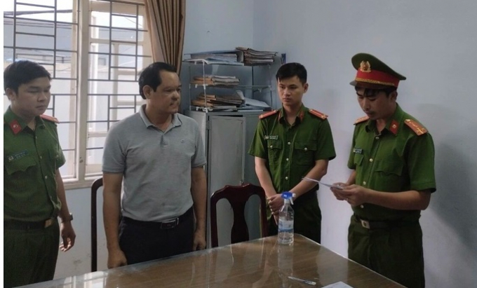 Công an tỉnh Đắk Nông thực hiện lệnh bắt tạm giam Phạm Văn Cửu (Ảnh: Công an cung cấp).