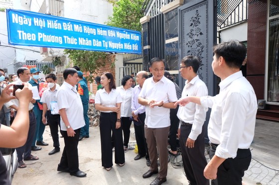 Chủ tịch UBND quận Phú Nhuận chỉ đạo các đơn vị, địa phương có phương án hỗ trợ các gia đình khó khăn tại hẻm 694 Nguyễn Kiệm. Ảnh: THU HƯỜNG