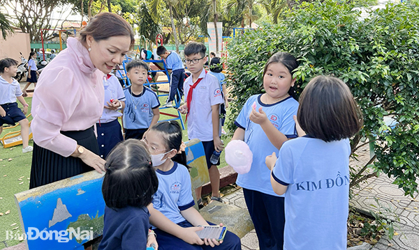 Học sinh Trường tiểu học Kim Đồng (TP.Long Khánh) trong giờ ra chơi học kỳ I (năm học 2022-2023)