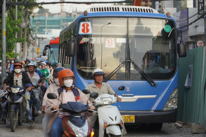 Mặt đường chỉ vừa chiếc ôtô di chuyển nên xe máy đành leo vỉa hè - Ảnh: Quốc Anh