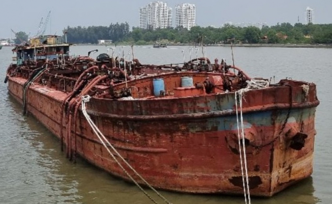 Tàu hút cát số hiệu NĐ - 2816 , đang được công ty Thành AN tổ chức đấu giá công khai