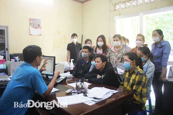 Các công nhân Công ty TNHH May mặc M.G. (KP.6, P.Tam Hiệp, TP.Biên Hòa) nhờ luật sư Vũ Ngọc Hà, Giám đốc Trung tâm tư vấn pháp luật Công đoàn tỉnh hỗ trợ pháp lý đòi quyền lợi khi công ty nợ lương.