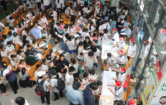 Gần 2.000 người được các nhân viên y tế khám, chữa bệnh và phát thuốc miễn phí
