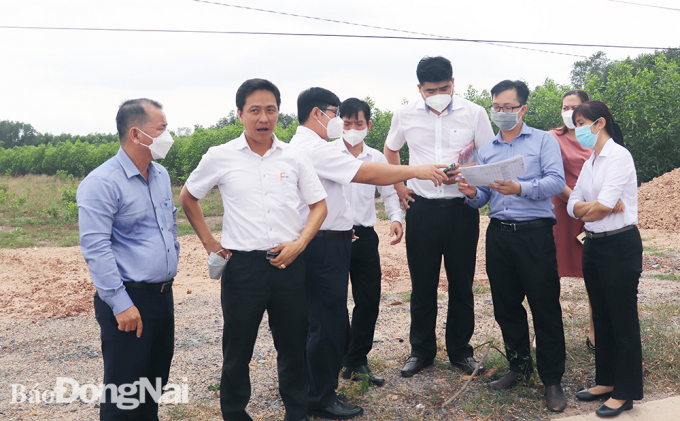 Đoàn công tác của HĐND tỉnh giám sát đất đai dự án tại H.Nhơn Trạch. Ảnh: K.Minh