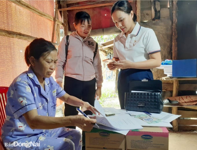 Cô giáo Nguyễn Thị Thiện (giữa) đi quyên góp tiền hỗ trợ học sinh nghèo. Ảnh: Thanh Thảo