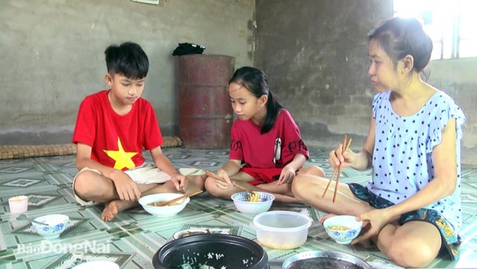 Em Vũ Quang Thành về nhà ăn cơm cùng mẹ và em gái dịp cuối tuần