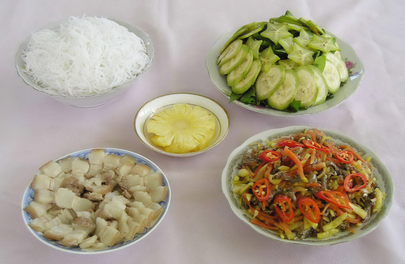 Mắm cá lài bay ăn cùng với thịt heo ba chỉ, rau sống, bún rất ngon - Ảnh: L.T.N.