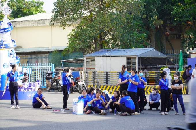 Nhân viên Co.opmart Biên Hòa tụ tập trước siêu thị sáng 15/12. Ảnh: Báo Lao Động.