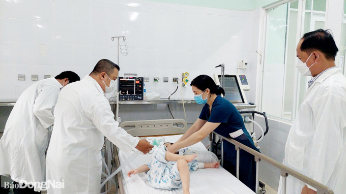 Bé K. được các bác sĩ gắn máy thở để điều trị tại bệnh viện. Ảnh: H.Dung