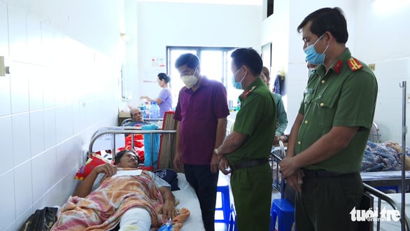 Đại tá Nguyễn Văn Hiểu - giám đốc Công an tỉnh Đồng Tháp (bìa trái) và đoàn công tác đến thăm anh Nguyễn Long Hải - người bị nhóm trộm cắp tông gãy chân trái - Ảnh: PHƯỚC THANH