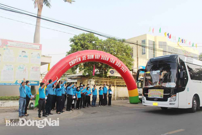 Liên đoàn Lao động tỉnh tổ chức chuyến xe đưa công nhân về quê đón Tết năm 2021