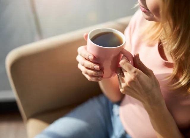 Phụ nữ có tiền sử tiểu đường thai kỳ uống 2-5 cốc cà phê chứa caffein không đường và sữa nguyên kem/giàu chất béo mỗi ngày sẽ giảm nguy cơ mắc tiểu đường loại 2. Ảnh: Shutterstock.
