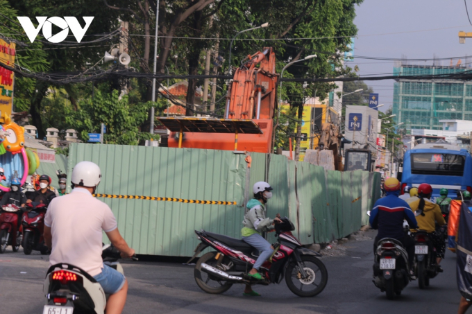 Theo Thanh tra Sở Giao thông vận tải TP.HCM, tính đến tháng 11, có 79 vị trí đang rào chắn trên 51 tuyến đường.
