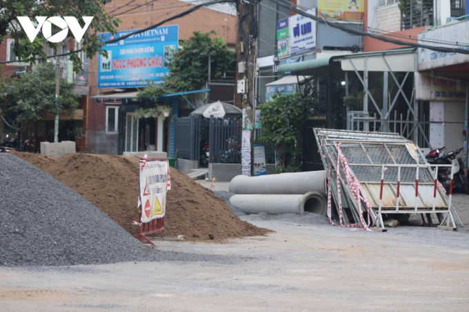 Tại khu vực dự án sửa chữa đường số 10 (phường Linh Đông, TP. Thủ Đức), vật liệu xây dựng được bố trí ngổn ngang.
