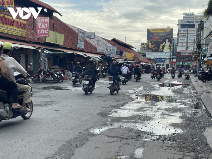 Nhiều tiểu thương ở chợ Thủ Đức bức xúc khi đơn vị thi công không hoàn trả phần đường theo nguyên trạng ban đầu.