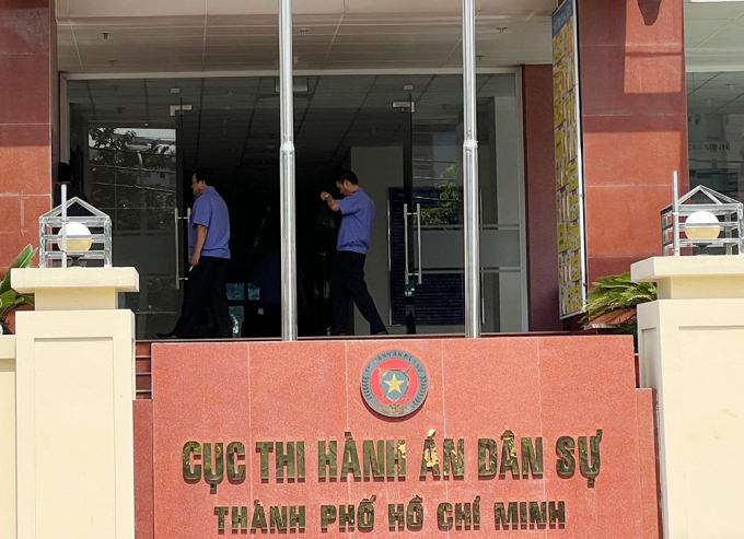 Tổ công tác Viện KSND tối cao khám xét phòng làm việc của Chấp hành viên Kim Thanh Hạnh tại Cục THA Dân sự TP.HCM. Ảnh: L.T