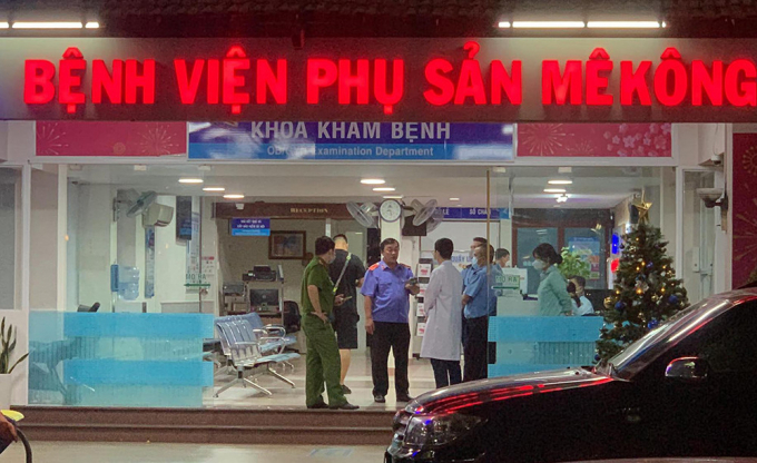 Chấp hành viên Kim Thanh Hạnh bị bắt quả tang nhận 350 triệu đồng tại Bệnh viện Phụ sản Mê Kông vào chiều tối 20/12. Ảnh: T.L