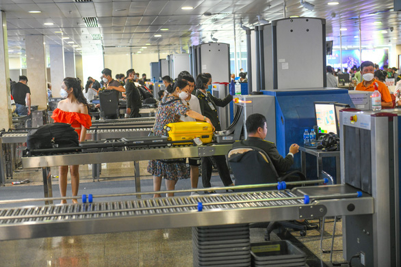 Hành khách làm thủ tục bay trong sân bay Tân Sơn Nhất (TP.HCM) - Ảnh: QUANG ĐỊNH