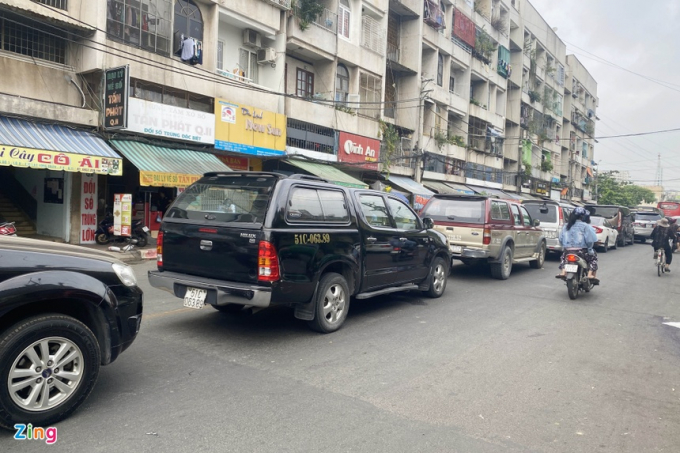 Ôtô xếp hàng chờ vào Trung tâm Đăng kiểm 50-02S. Ảnh: An Huy.