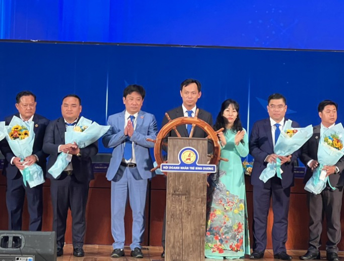 Tân Chủ tịch Hội DNT tỉnh Bình Dương Huỳnh Trần Phi Long (giữa) phát biểu nhận nhiệm vụ