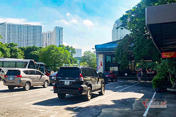 Chủ xe nên kiểm tra kỹ tình trạng kỹ thuật cũng như hạn đăng kiểm của xe trước khi mang đi kiểm định. (Ảnh: Hoàng Hiệp)