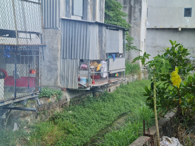 Một phần của thửa 430 thửa 45 (diện tích 1357m2 có 200m2 ODT, còn lại là đất nông nghiệp) đã xây dựng nhiều nhà ở kiên cố, đường bê tông nội bộ, các công trình xây dựng chồng lên một phần thửa 567 (diện tích 348m2 là đất thủy lợi) giáp ranh nhánh suối Săn Máu và thải nước thải sinh hoạt trực tiếp ra rạch suối. Khu vực này quy hoạch hồ điều hòa nằm giữa khu quy hoạch khu vui chơi giải trí công cộng.