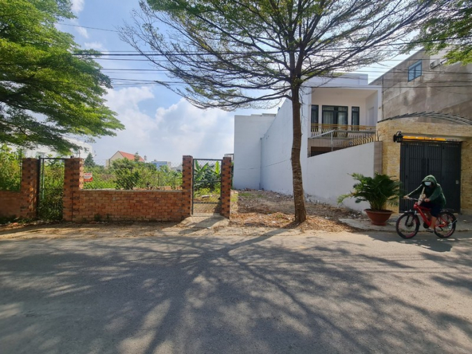 Khu đất quy hoạch xây dựng cơ sở giáo dục đào tạo tại tờ 50 thửa 609, 611, 614... và nhiều thửa lân cận hiện đang là đất nông nghiệp nhưng đã và đang hình thành một khu phố sầm uất với nhiều công trình nhà ở kiên cố đã xây dựng và các ô đất đang 'chờ' chủ mới.