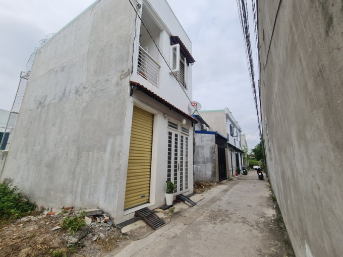 Một góc của tờ 35 thửa 414 là đất nông nghiệp quy hoạch khu vui chơi giải trí công cộng có diện tích không lớn, chỉ 636m2 nhưng được chủ đất phân thành nhiều lô nhỏ có diện tích khoảng 40m2, thửa đất đã xây nhiều công trình nhà ở kiên cố.