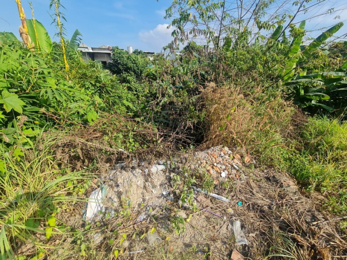 Giữa hai thửa 227 (993m2) và 824 (1459m2) tờ 44 (hiện là đất nông nghiệp quy hoạch khu vui chơi giải trí công cộng) đã được làm một đường bê tông nội bộ kéo dài đến giáp ranh nhánh suối Săn Máu (một phần nhánh suối đã bị chủ đất đổ rác thải, phế thải xây dựng), hai thửa đất đã bị chia thành nhiều ô nhỏ, xây dựng nhà ở như một khu phố thu nhỏ.