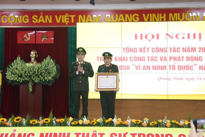 Thừa ủy quyền, Trung tướng Lê Quốc Hùng, Ủy viên Trung ương Đảng, Thứ trưởng Bộ Công an trao tặng Huân chương Chiến công hạng Nhì của Chủ tịch nước cho Đại tá Đinh Văn Nơi (Ảnh: Công an tỉnh Quảng Ninh)