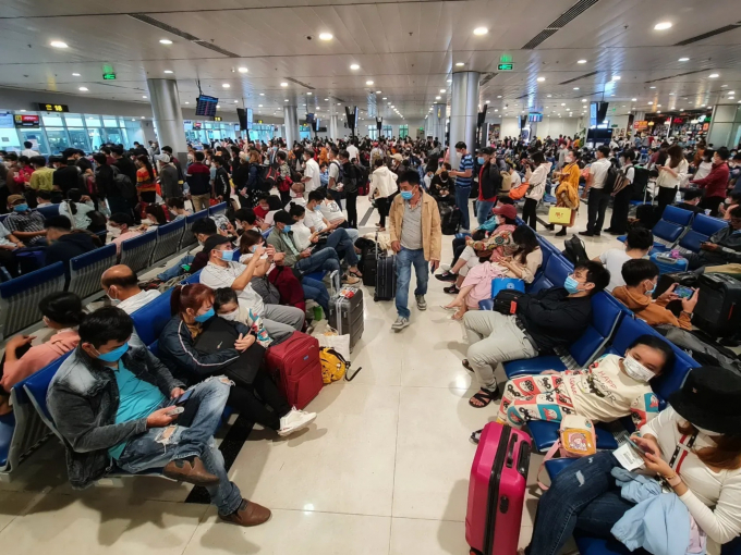 Hình ảnh ùn tắc tại sân bay Tân Sơn Nhất mỗi dịp cao điểm tết TN