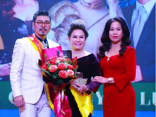 Bà Tống Thu Ngân (giữa) được vinh danh
