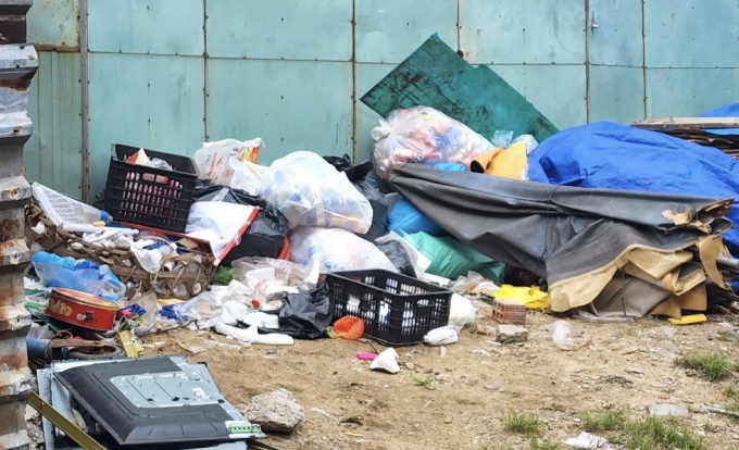 Nhiều giỏ nhựa cùng các bọc rác thải nằm lăn lóc quanh công trình. Ảnh: Hoài Luân