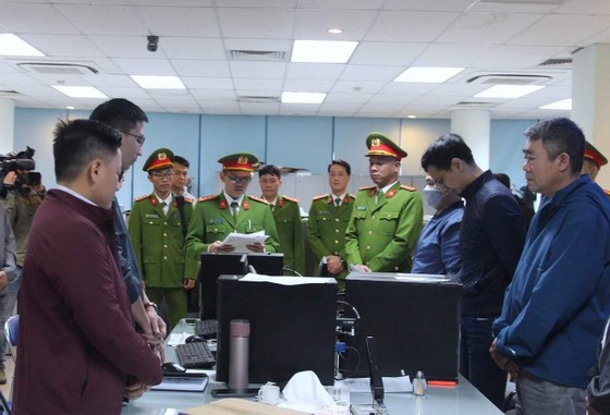 Lực lượng chức năng khám xét Phòng kiểm định xe cơ giới, Cục Đăng kiểm Việt Nam sáng 28-12