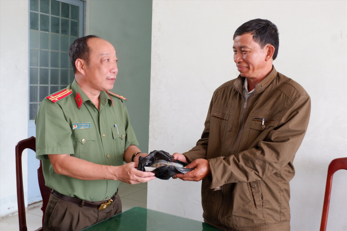 Công an huyện U Minh Thượng (Kiên Giang) tiếp nhận số tiền do ông Lê Văn Tổng nhặt được để trả lại người đánh rơi. Ảnh: Công an cung cấp