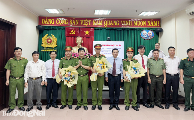 Lãnh đạo H.Vĩnh Cửu khen thưởng 3 tập thể đã phá án, bắt giữ được đối tượng cướp tài sản. Ảnh: Quang Huy