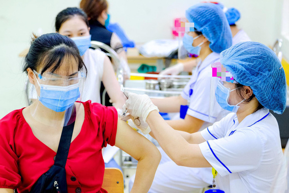 Cơ quan y tế tổ chức tiêm vắc xin cho người dân thời điểm dịch COVID-19 bùng phát - Ảnh: NAM TRẦN
